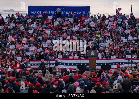 Londonderry, New Hampshire, USA. 25. Oktober 2020, Pro Star Aviation, Londonderry, New Hampshire USA: Präsident Donald Trump setzt sich bei Pro Star Aviation in Londonderry, N.H., durch Quelle: Keiko Hiromi/AFLO/Alamy Live News Stockfoto