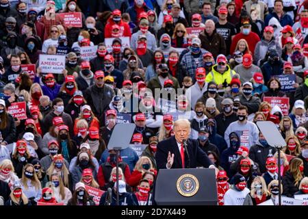 Londonderry, New Hampshire, USA. 25. Oktober 2020, Pro Star Aviation, Londonderry, New Hampshire USA: Präsident Donald Trump setzt sich bei Pro Star Aviation in Londonderry, N.H., durch Quelle: Keiko Hiromi/AFLO/Alamy Live News Stockfoto