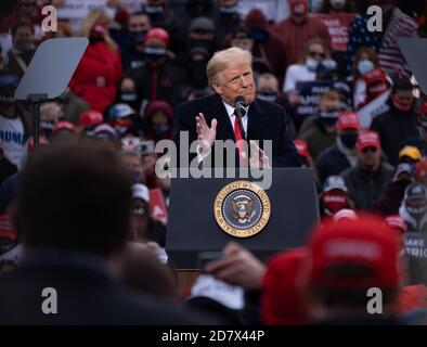 Londonderry, New Hampshire, USA. 25. Oktober 2020, Pro Star Aviation, Londonderry, New Hampshire USA: Präsident Donald Trump setzt sich bei Pro Star Aviation in Londonderry, N.H., durch Quelle: Keiko Hiromi/AFLO/Alamy Live News Stockfoto