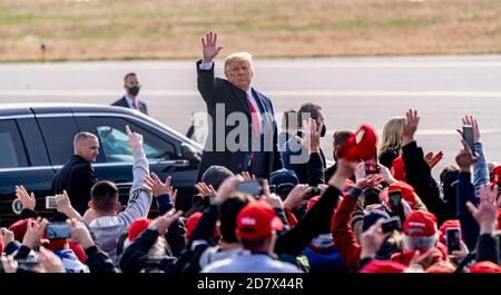 Londonderry, New Hampshire, USA. 25. Oktober 2020, Pro Star Aviation, Londonderry, New Hampshire USA: Präsident Donald Trump setzt sich bei Pro Star Aviation in Londonderry, N.H., durch Quelle: Keiko Hiromi/AFLO/Alamy Live News Stockfoto