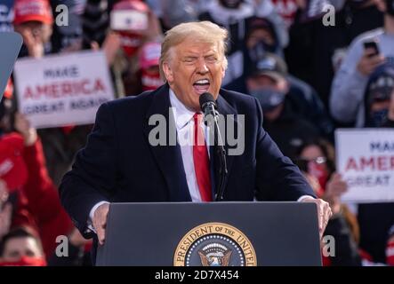 Londonderry, New Hampshire, USA. 25. Oktober 2020, Pro Star Aviation, Londonderry, New Hampshire USA: Präsident Donald Trump setzt sich bei Pro Star Aviation in Londonderry, N.H., durch Quelle: Keiko Hiromi/AFLO/Alamy Live News Stockfoto