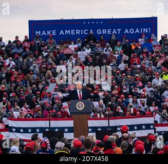 Londonderry, New Hampshire, USA. 25. Oktober 2020, Pro Star Aviation, Londonderry, New Hampshire USA: Präsident Donald Trump setzt sich bei Pro Star Aviation in Londonderry, N.H., durch Quelle: Keiko Hiromi/AFLO/Alamy Live News Stockfoto