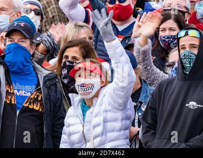 Londonderry, New Hampshire, USA. 25. Oktober 2020, Pro Star Aviation, Londonderry, New Hampshire USA: Unterstützer der Kundgebung von Präsident Donald Trump während einer Wahlkampfveranstaltung bei Pro Star Aviation in Londonderry, N.H. Stockfoto