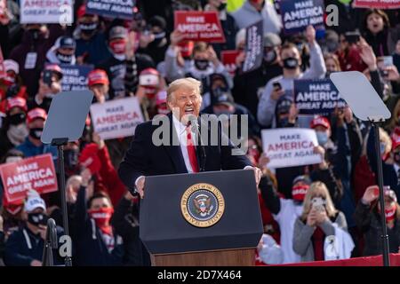 Londonderry, New Hampshire, USA. 25. Oktober 2020, Pro Star Aviation, Londonderry, New Hampshire USA: Präsident Donald Trump setzt sich bei Pro Star Aviation in Londonderry, N.H., durch Quelle: Keiko Hiromi/AFLO/Alamy Live News Stockfoto