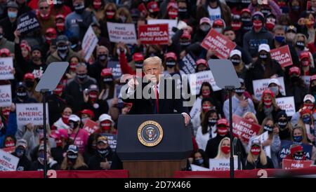 Londonderry, New Hampshire, USA. 25. Oktober 2020, Pro Star Aviation, Londonderry, New Hampshire USA: Präsident Donald Trump setzt sich bei Pro Star Aviation in Londonderry, N.H., durch Quelle: Keiko Hiromi/AFLO/Alamy Live News Stockfoto