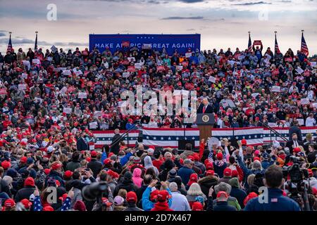 Londonderry, New Hampshire, USA. 25. Oktober 2020, Pro Star Aviation, Londonderry, New Hampshire USA: Präsident Donald Trump setzt sich bei Pro Star Aviation in Londonderry, N.H., durch Quelle: Keiko Hiromi/AFLO/Alamy Live News Stockfoto