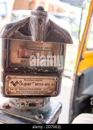 JAIPUR, INDIEN - 20. MÄRZ 2019: Nahaufnahme eines Fahrpreises in einem indischen Tuk Tuk Taxi in jaipur Stockfoto