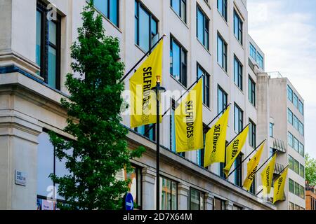 LONDON, ENGLAND - 05. MAI 2018: Flagge des Kaufhauses Selfridges auf der Oxford Street im Zentrum von London Stockfoto