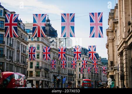 LONDON, ENGLAND - 05. MAI 2018: Oxford Street Union Jack Flaggen zur Feier der Queen's Stockfoto