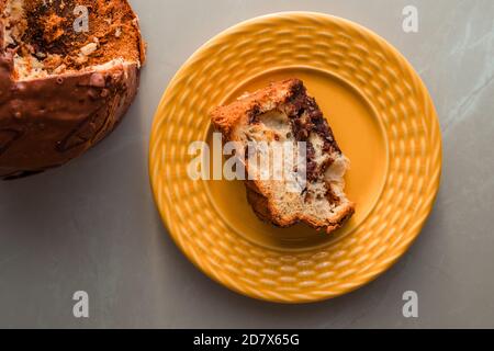 Traditionelle Weihnachts-Panettone (Chocottone) auf gelbem Teller Stockfoto