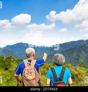 Rückansicht Seniorenpaar beim Wandern auf dem Berg Stockfoto