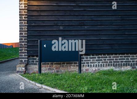 Mock up Wegweiser Metall schwarz direktionale Outdoor-Zeichen in der Garden uk Stockfoto