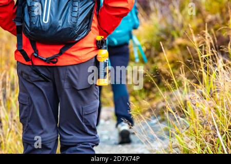 Bear Spray Selbstverteidigung auf Rucksacktouristen beim Wandern in nationalen befestigt parken Stockfoto