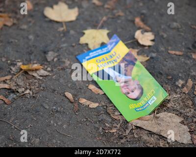 Dnipro, Ukraine - 23. Oktober 2020: Ein Flugblatt auf der Straße der Stadt vor den Wahlen der lokalen Abgeordneten geworfen. Werbung des Stellvertreters der Th Stockfoto