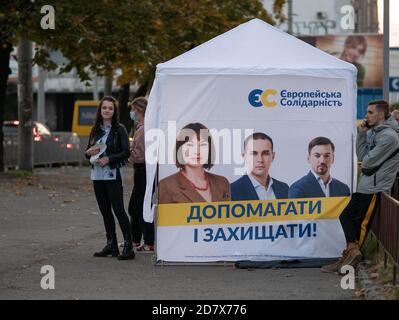 Dnipro, Ukraine - 23. Oktober 2020: Agitatoren verteilen Flugblätter an Wahlkampfwürfeln vor den Wahlen der lokalen Abgeordneten. Lady mit gedruckter Promotion Stockfoto