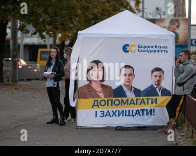 Dnipro, Ukraine - 23. Oktober 2020: Agitatoren verteilen vor den Parlamentswahlen Flugblätter an Wahlkampfwürfeln. Lady mit bedrucktem Werbepartner Stockfoto