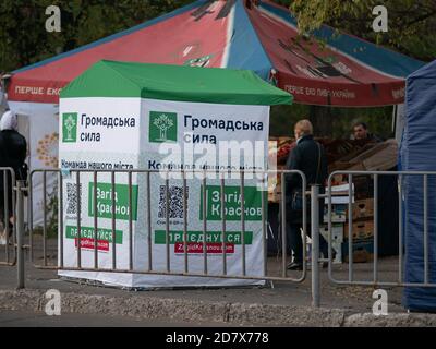 Dnipro, Ukraine - 23. Oktober 2020: Wahlkampfwürfel auf der Straße vor den Wahlen der lokalen Abgeordneten. Werbung der Partei Hromadska Sila Stockfoto