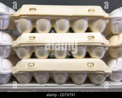Eier auf der Theke im Laden Stockfoto