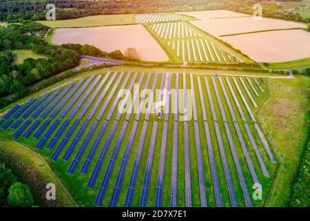 Luftaufnahme eines Solarpaneelparks in Großbritannien Stockfoto