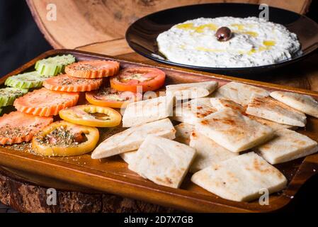 pitta Brot serviert mit einem Darm von tzatziki und frisch Gemüse Stockfoto