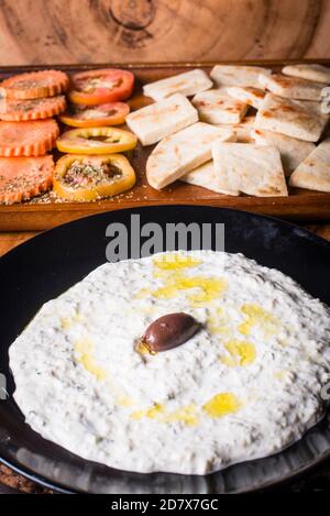 pitta Brot serviert mit einem Darm von tzatziki und frisch Gemüse Stockfoto