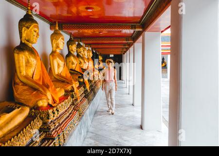 Die Frau achtet auf die Last Golden Buddha, Wat Pho in Bangkok, Thailand Stockfoto