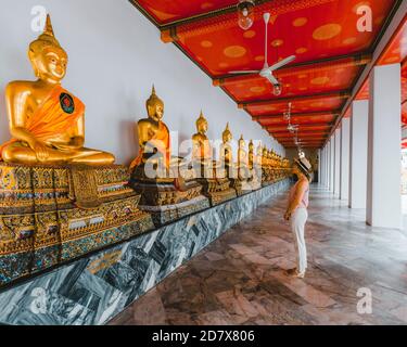 Die Frau achtet auf die Last Golden Buddha, Wat Pho in Bangkok, Thailand Stockfoto