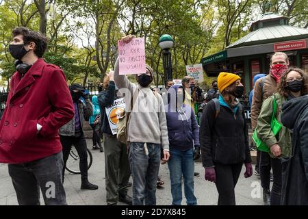 New York, Usa. Oktober 2020. New York, NY - 25. Oktober 2020: Pro-Präsident Trump Wiederwahlbefürworter wurden von Gegendemonstlern in der 42. Straße getroffen (Foto: Lev Radin/Pacific Press) Quelle: Pacific Press Media Production Corp./Alamy Live News Stockfoto