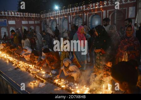 Pakistanische muslimische Anhänger zünden Kerzen und irdene Lampen am Schrein des berühmten Sufi-Heiligen Hazrat mir Mohammed Muayyinul aus dem 15. Jahrhundert während der 397. URS-Feierlichkeiten in Lahore an. Tausende von Menschen im ganzen Land besuchen den Schrein, um ihm während eines dreitägigen Festivals Tribut zu zollen.der heilige war unter den muslimischen und Sikh Religionen gleichermaßen beliebt, als Mian mir im Dezember 1588 nach Amritsar (Indien) ging, um den Grundstein für Sikhs heiligste Stätte, den Goldenen Tempel, zu legen. Die allgemein als Sri Harminder Sahib bekannt ist. (Foto von Rana Sajid Hussain/Pacific Press) Stockfoto