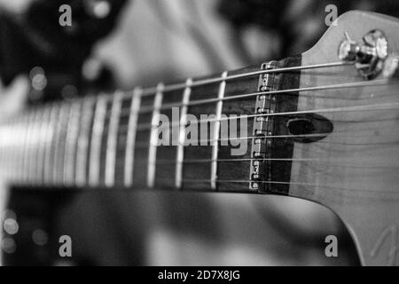 Blick nach unten E-Gitarre Hals und Saiten Stockfoto