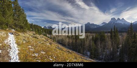 Verschneite Wanderwege und weit entfernte Rocky Mountain Peaks Panoramaaussicht über Bow Valley, Alberta Ausläufer der kanadischen Rockies Stockfoto