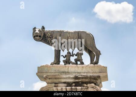 Die Bronzestatue des Kapitolinischen Wolfes, der Romulus und Remus gegen den blauen Himmel in Rom, Italien, füttert Stockfoto