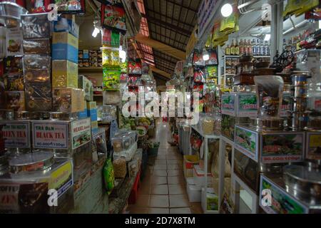 HO CHI MINH, VIETNAM - 3. JANUAR 2019: Nicht identifizierte Verkäufer arbeiten auf dem Ben Thanh Markt. Es ist eines der berühmtesten und beliebtesten Wahrzeichen von Saigo Stockfoto