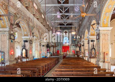 Die Innenansicht der gotischen Santa Cruz Kathedrale Basilika, auch bekannt als Kottepalli in Cochin, Indien Stockfoto