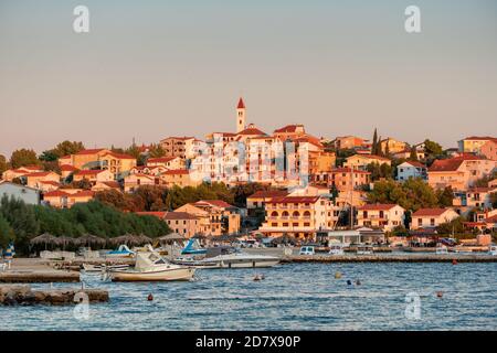 Kleine mediterrane Stadt Seget Donji in der Nähe der Stadt Trogir bei Sonnenuntergang, Kroatien Stockfoto