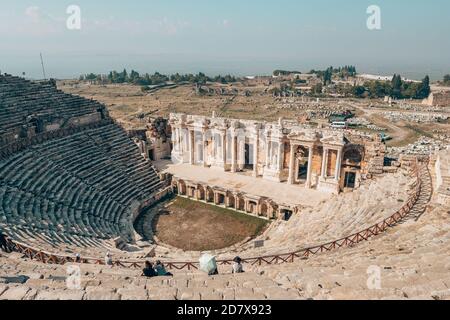 Amphitheater in der antiken Stadt Hierapolis, Pamukkale, Türkei. Stockfoto