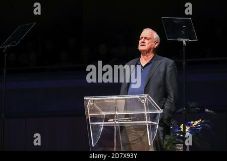 John Marwood Cleese spricht während der einzigartigen Leben & Erfahrungen in der Roy Thomson Hall in Toronto. Stockfoto