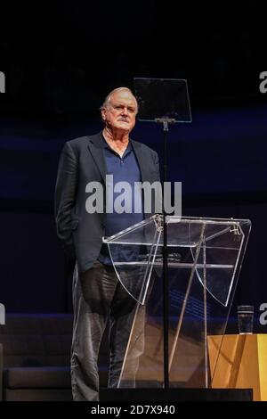 John Marwood Cleese spricht während der einzigartigen Leben & Erfahrungen in der Roy Thomson Hall in Toronto. Stockfoto