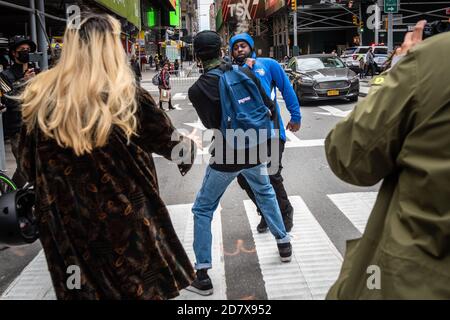 Ein Black Lives Matter-Protestant Gerät am 25. Oktober 2020 auf dem Times Square in New York City in eine körperliche Auseinandersetzung mit einem Trump-Anhänger. (Foto von Gabriele Holtermann/Sipa USA) Quelle: SIPA USA/Alamy Live News Stockfoto