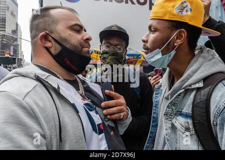 Ein Trump-Anhänger Gerät am 25. Oktober 2020 auf dem Times Square in New York City in eine Auseinandersetzung mit einem Protestierenden der Black Lives Matter. (Foto von Gabriele Holtermann/Sipa USA) Quelle: SIPA USA/Alamy Live News Stockfoto