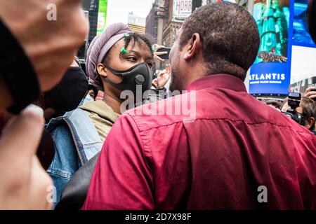 Ein Black Lives Matter-Protestant Gerät am 25. Oktober 2020 in eine verbale Auseinandersetzung mit einem Trump-Unterstützer am Times Square in New York City. (Foto von Gabriele Holtermann/Sipa USA) Quelle: SIPA USA/Alamy Live News Stockfoto