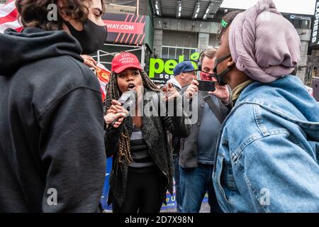 Ein Black Lives Matter-Protestant Gerät am 25. Oktober 2020 in eine verbale Auseinandersetzung mit einem Trump-Unterstützer am Times Square in New York City. (Foto von Gabriele Holtermann/Sipa USA) Quelle: SIPA USA/Alamy Live News Stockfoto