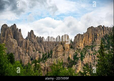 Majestätische Aussicht auf Berggipfel, die in den Himmel reichen Stockfoto