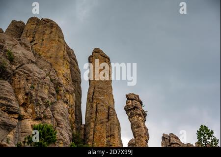 Majestätische Aussicht auf Berggipfel, die in den Himmel reichen Stockfoto