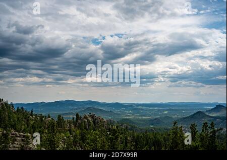 Majestätische Aussicht auf Berggipfel, die in den Himmel reichen Stockfoto