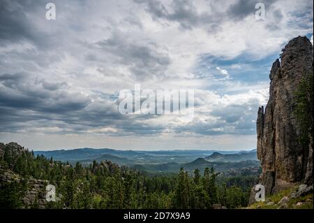 Majestätische Aussicht auf Berggipfel, die in den Himmel reichen Stockfoto