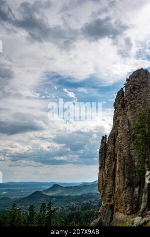 Majestätische Aussicht auf Berggipfel, die in den Himmel reichen Stockfoto