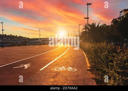 Fußgänger- und Radwege in Istanbul, Türkei bei Sonnenuntergang Stockfoto