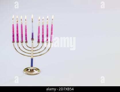 Jüdischer Feiertag Symbol Chanukkah menorah im orthodoxen Juden-Festival Auf weißem Hintergrund isolieren Stockfoto