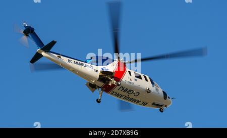 Richmond, British Columbia, Kanada. September 2020. Ein Helijet International Sikorsky S-76C BC Air Ambulance fliegt über dem Flugzeug, um am Vancouver International Airport zu landen. Quelle: Bayne Stanley/ZUMA Wire/Alamy Live News Stockfoto